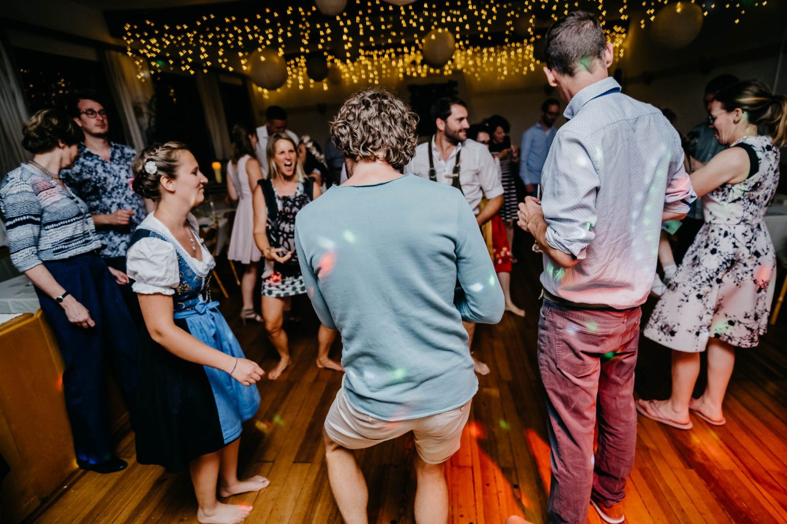 Weitwinkelaufnahme der Tanzfläche bei der Hochzeit im Hotel Alatsee mit Brautpaar und Gästen.