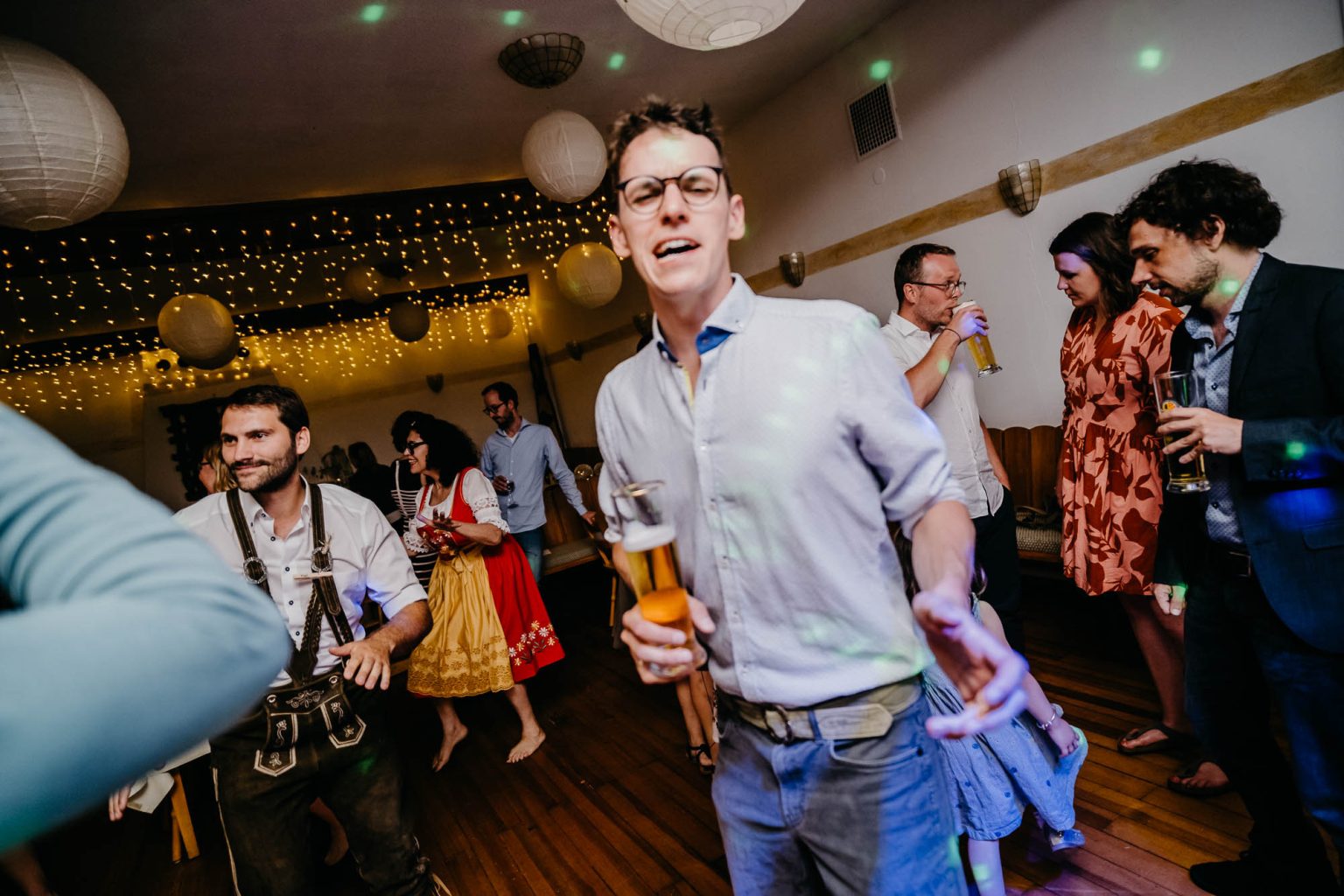 Bräutigam singt mit Bier in der Hand bei der Party im Hotel Alatsee.