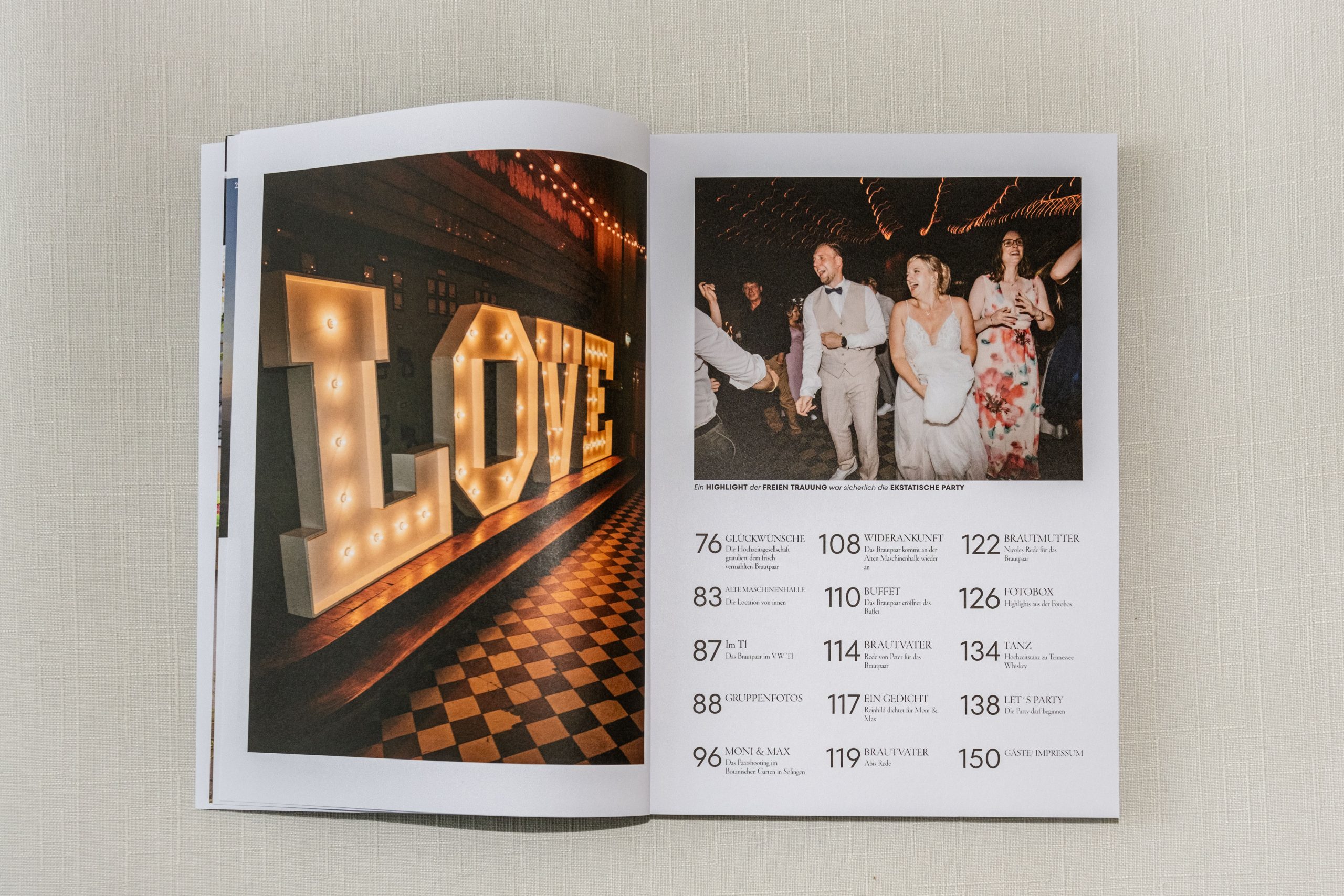 Doppelseite eines Hochzeitsmagazins mit LOVE-Leuchtschild und Inhaltsverzeichnis – Beispiel für visuelles und strukturiertes Storytelling