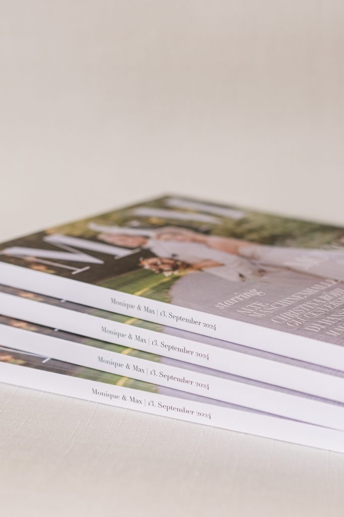 Gestapelte Eternal Pages Hochzeitsmagazine mit edlem Rückendesign im hochwertigen Druck.