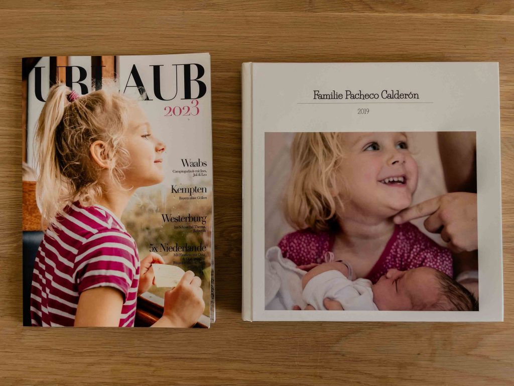 Vergleich zwischen einem klassischen Fotobuch von Saal Digital aus dem Jahr 2019 und einem gestalteten Familienmagazin von 2023.