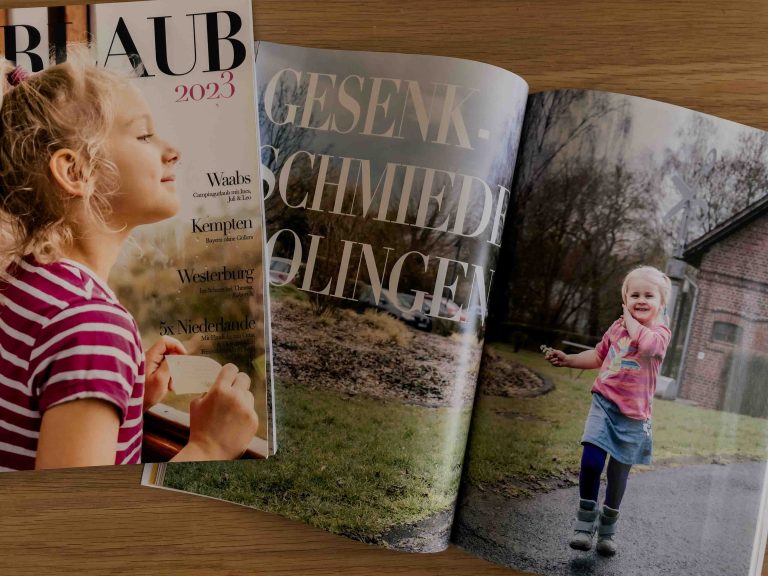 Gedrucktes Familienmagazin mit Titelbild und Innenseite, die persönliche Familienerinnerungen in Magazinformat zeigt.