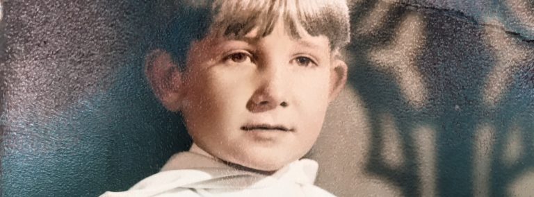 Es gibt nur wenige Erinnerungen aus der Kindheit meiner Eltern. Hier eine von ganz wenigen, die meinen Papa als Kind zeigen.