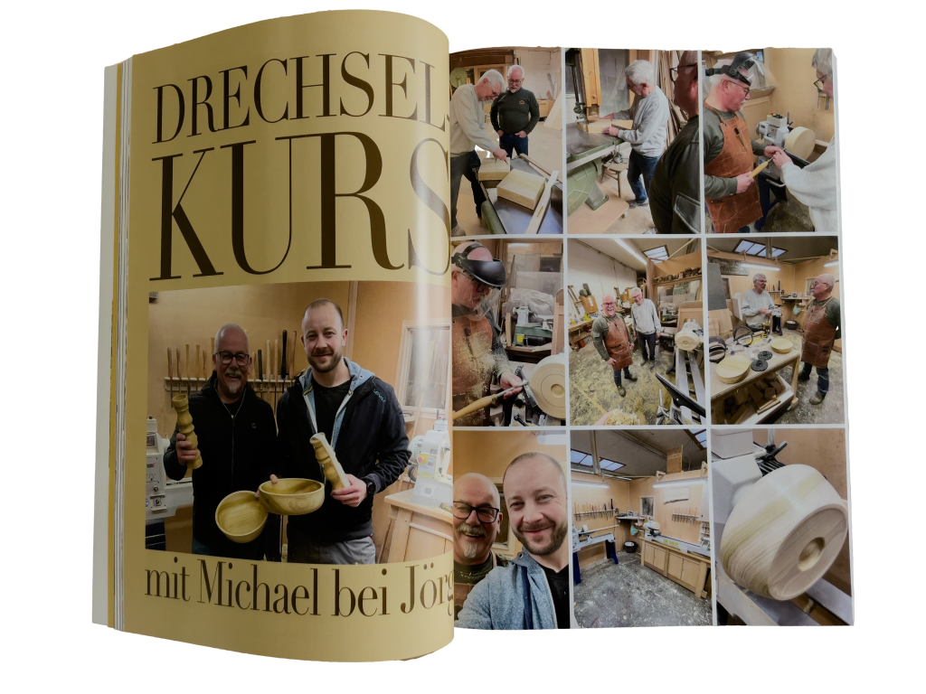 Aufgeschlagenes Familienmagazin zeigt eine gestaltete Doppelseite mit Fotos und Text vom Drechselkurs mit zwei Personen in einer Werkstatt.