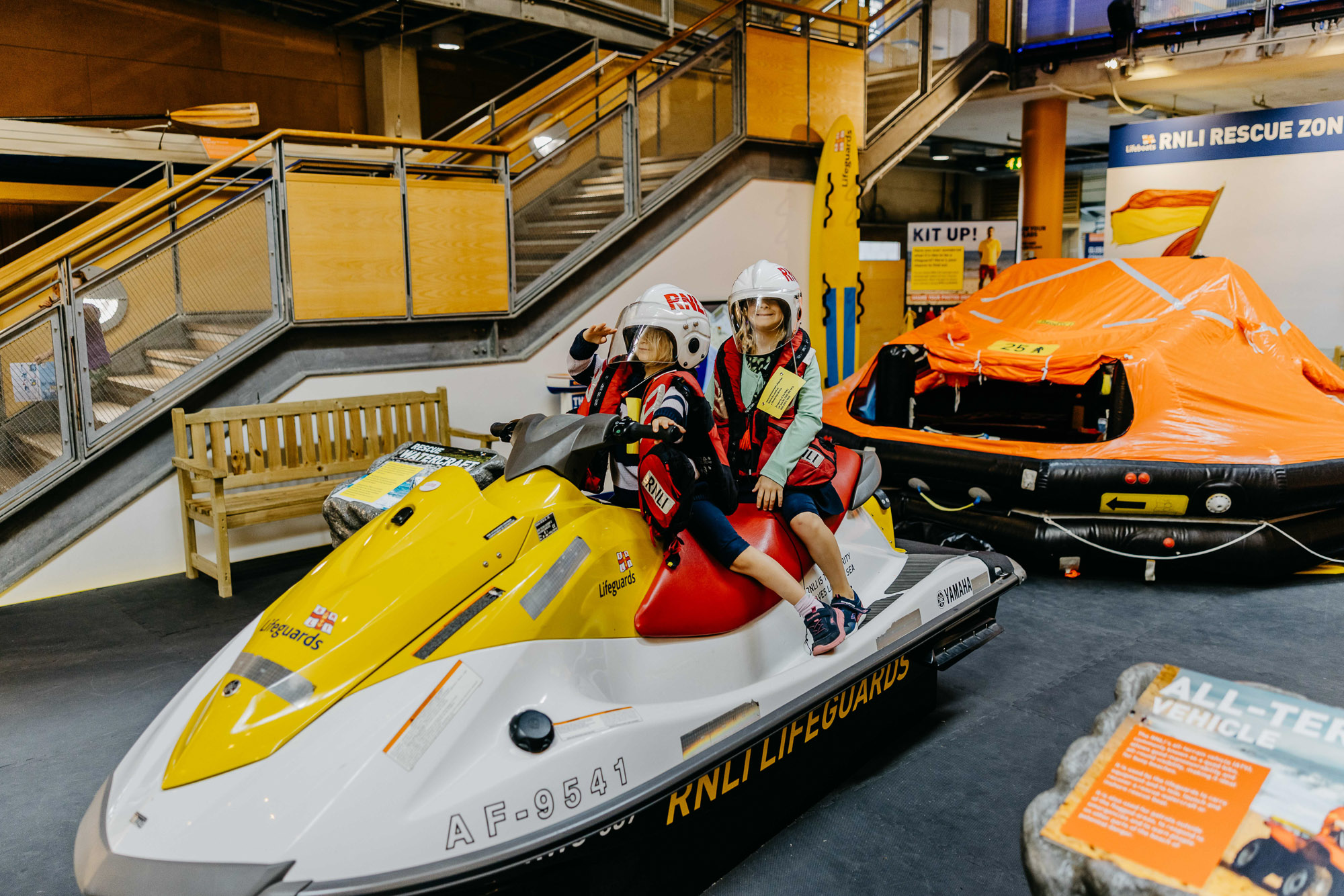 Im National Maritime Museum auf einem der Jetski des RNI